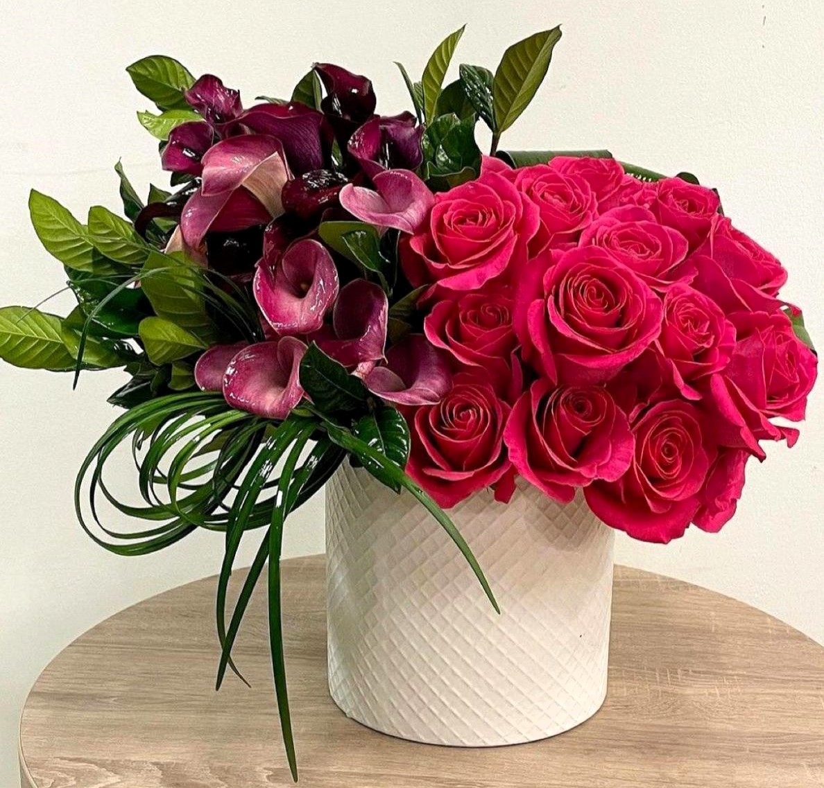 luxurious-rose-and-calla-lily-bouquet-in-white-vase