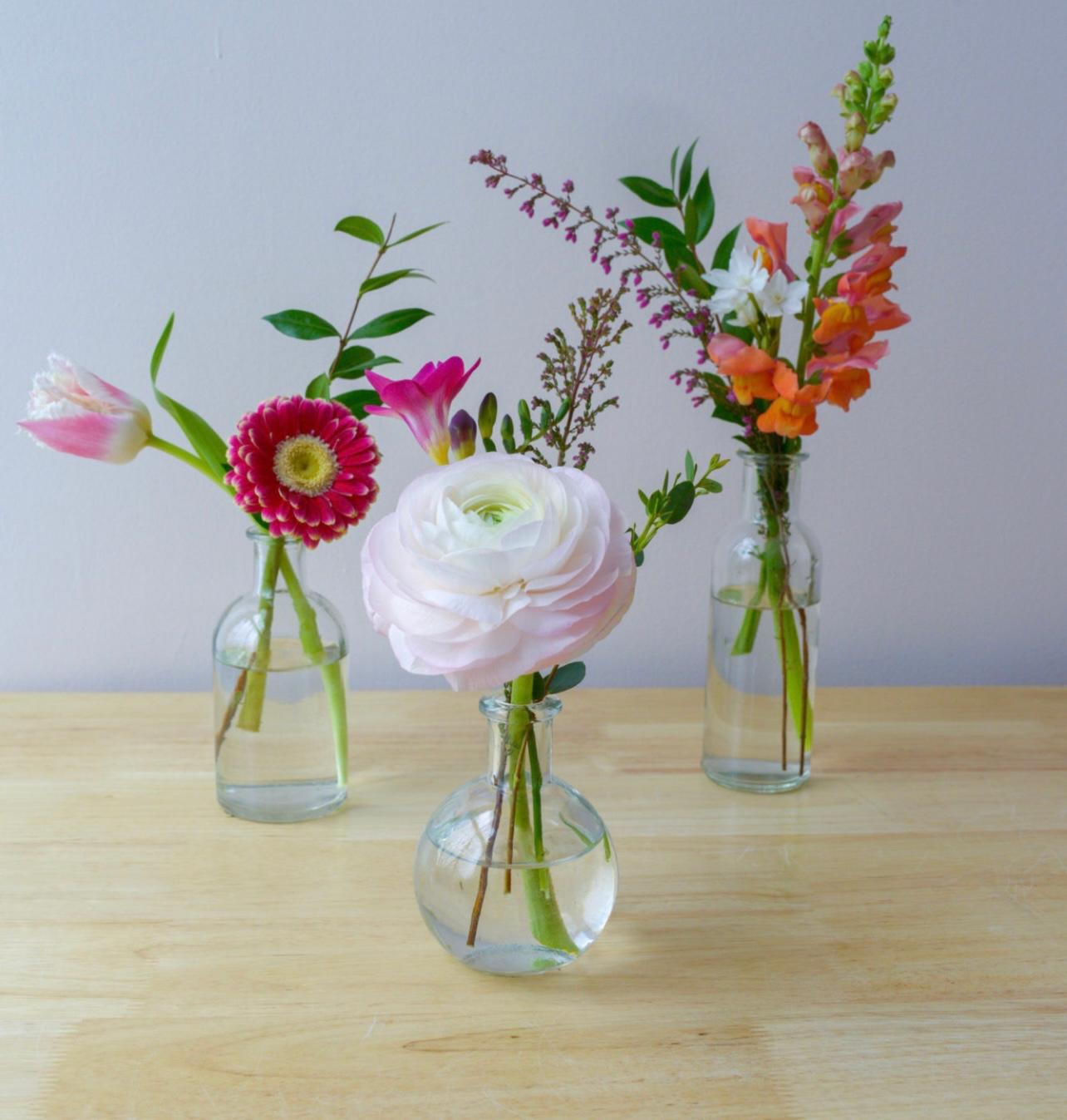 minimalist-flower-arrangements-in-small-vases