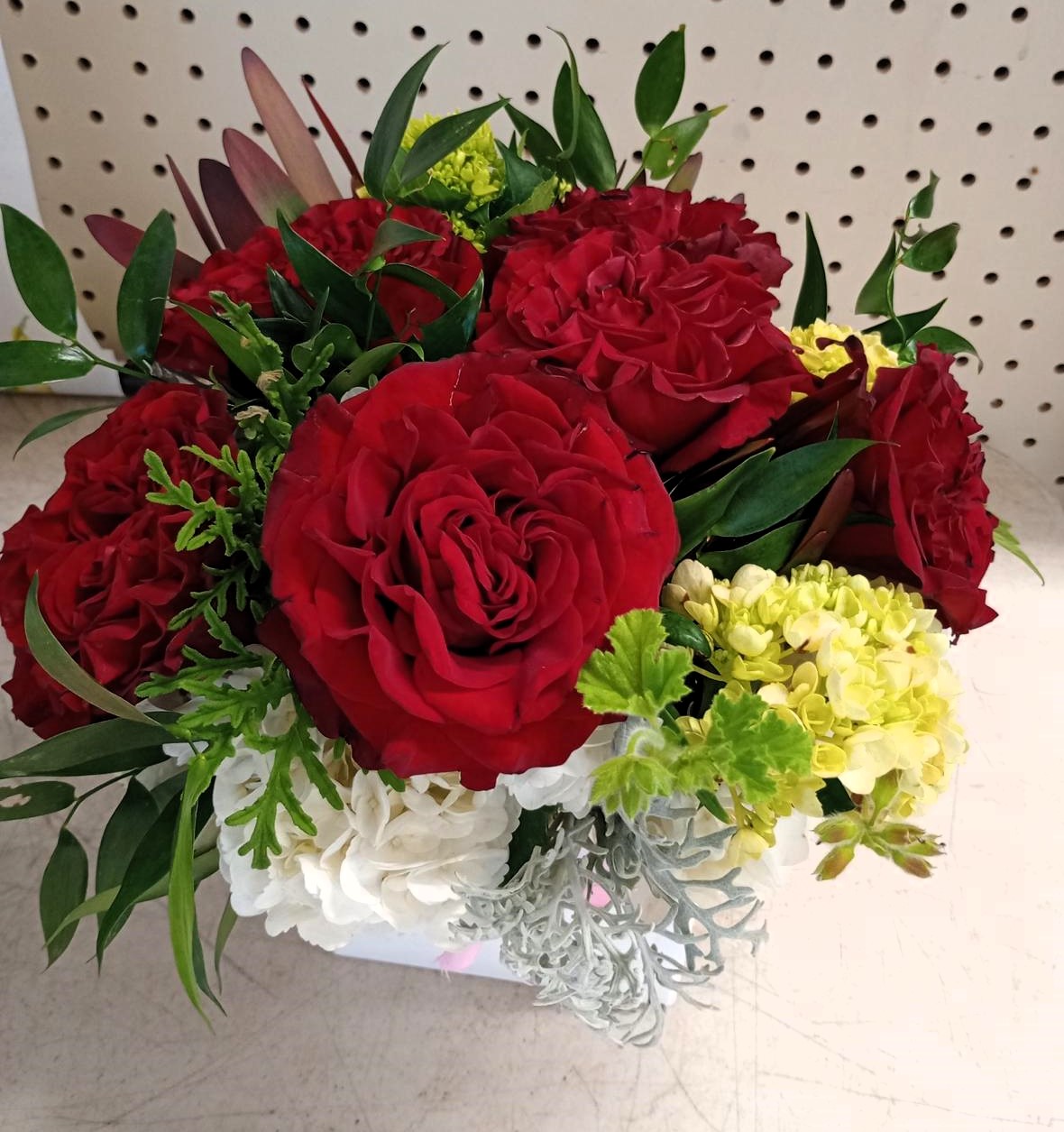 red-roses-and-white-hydrangeas-floral-arrangement