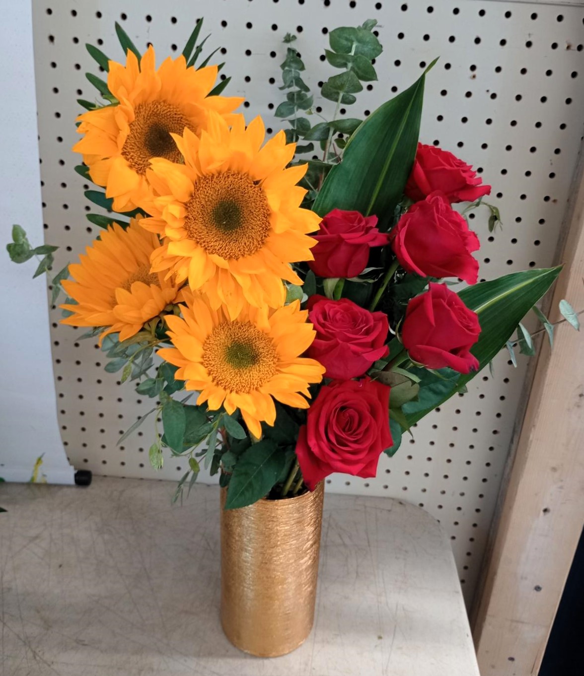 sunflowers-and-red-roses-in-gold-vase-floral-arrangement