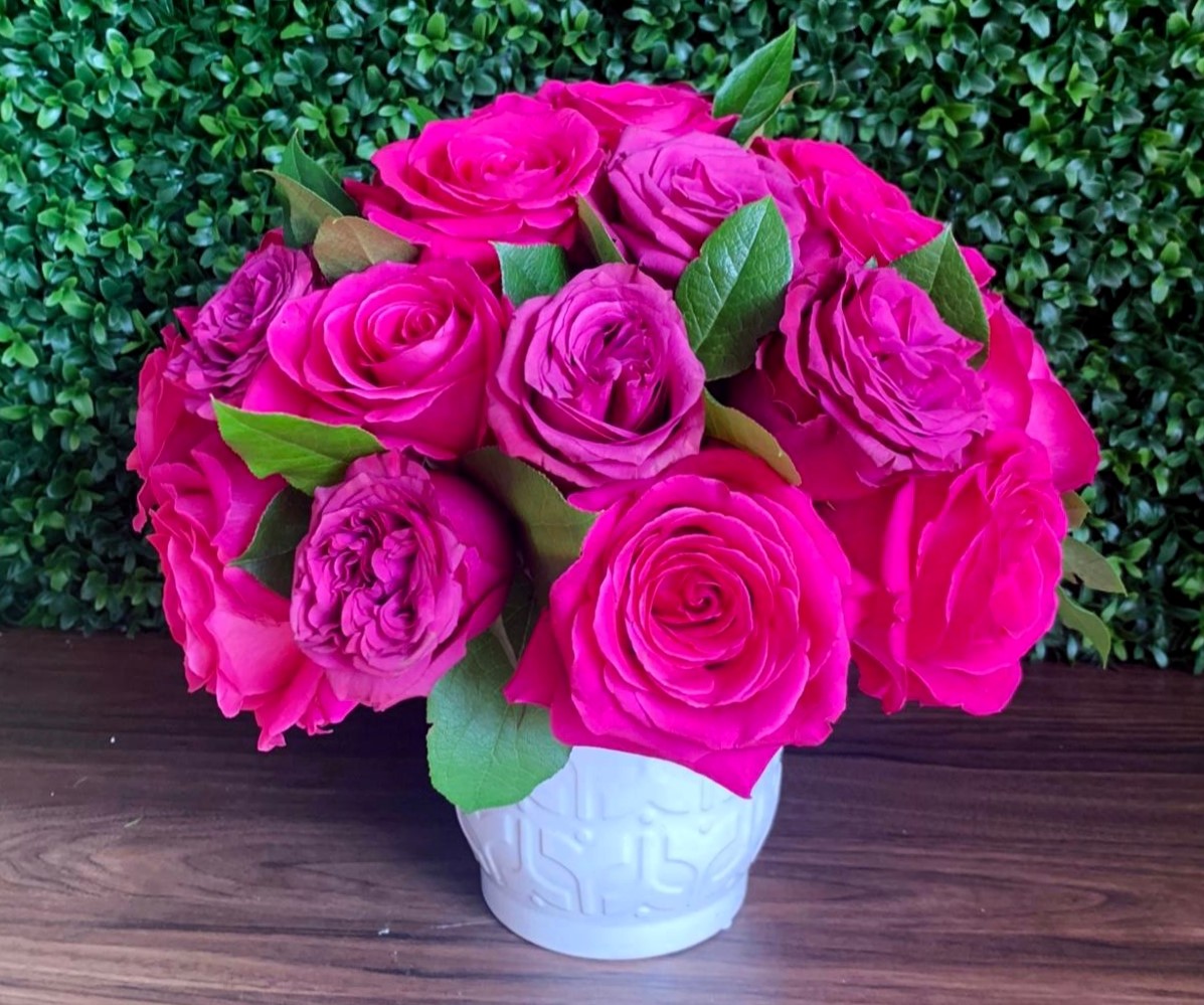 vibrant-pink-rose-bouquet-in-white-vase